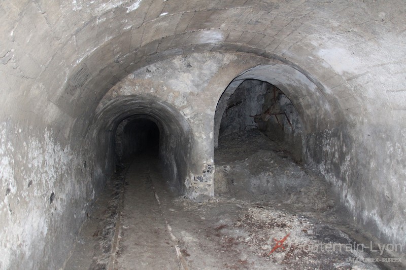 laboratoire abandonné sous la montagne