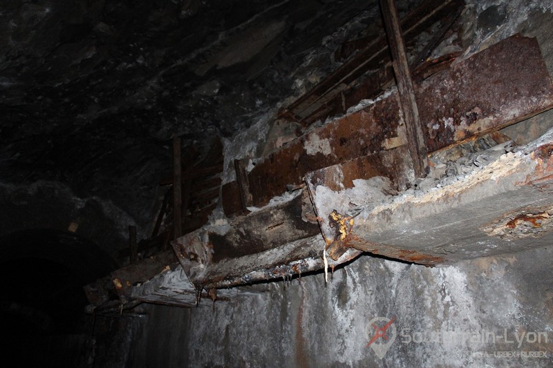 laboratoire abandonné sous la montagne