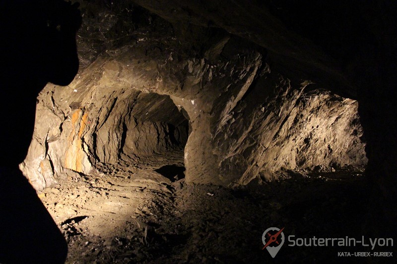 laboratoire abandonné sous la montagne