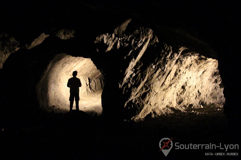 laboratoire abandonné sous la montagne