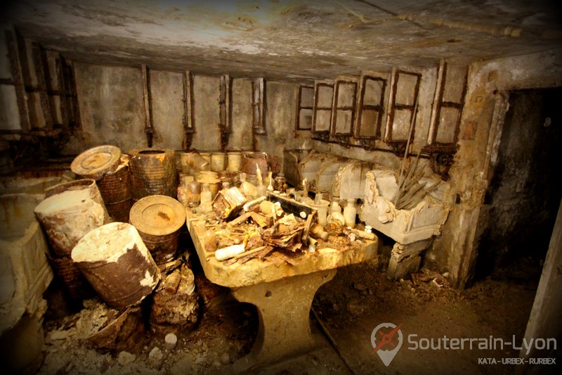 laboratoire abandonné sous la montagne