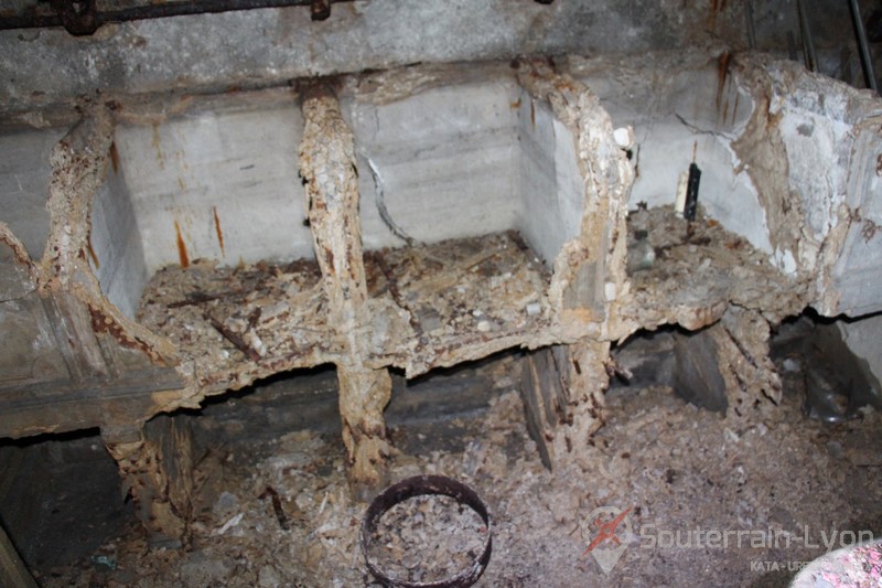 laboratoire abandonné sous la montagne