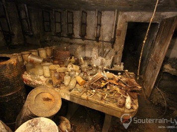 laboratoire abandonné sous la montagne