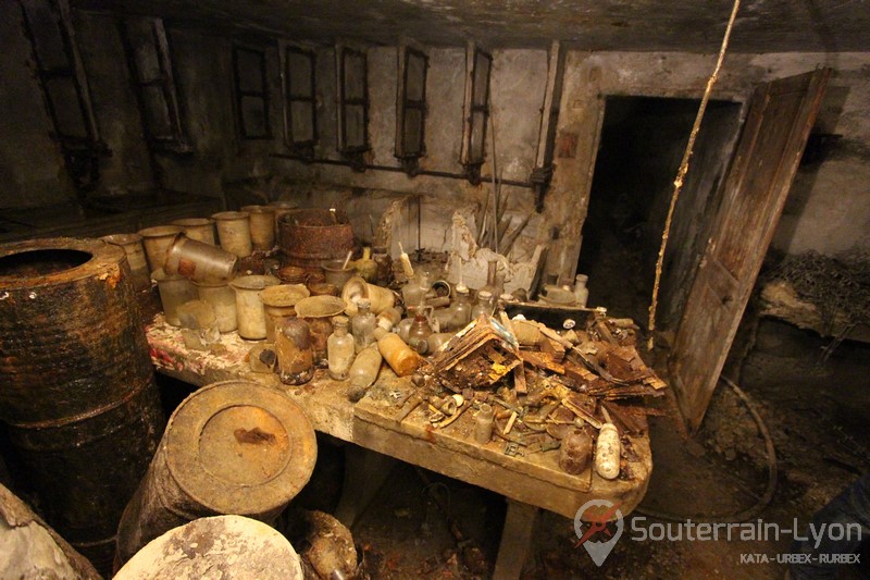 laboratoire abandonné sous la montagne