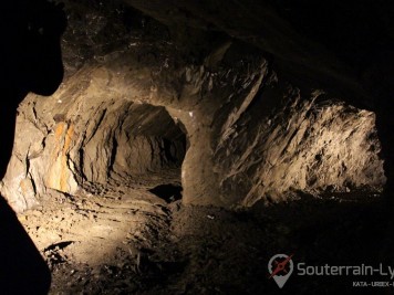 laboratoire abandonné sous la montagne