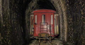 le tunnel du petit train rouge