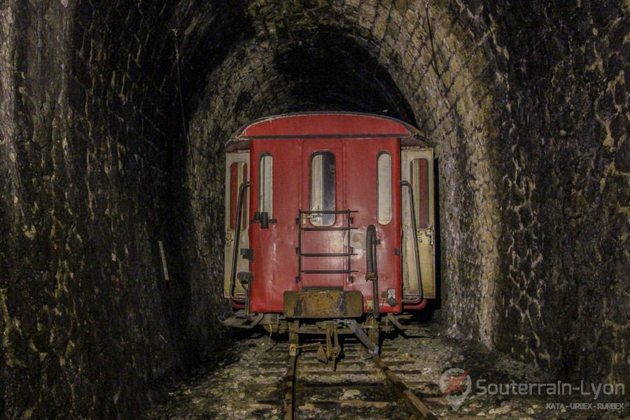 le tunnel du petit train rouge