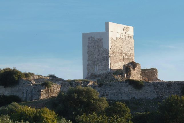 Restauration de ruines La tour Vilharigues et le château de Matrera par Carlos Quevedo Architects