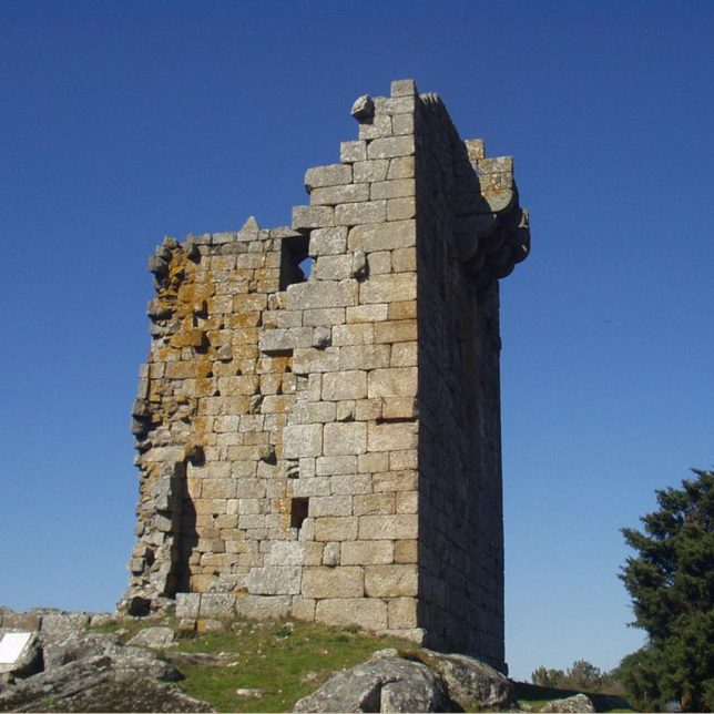 Restauration de ruines La tour Vilharigues et le château de Matrera par Carlos Quevedo Architects