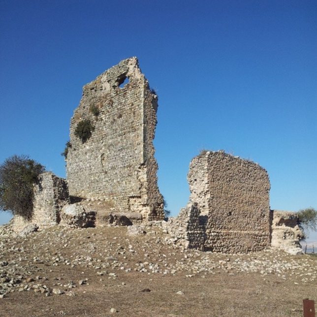 Restauration de ruines La tour Vilharigues et le château de Matrera par Carlos Quevedo Architects