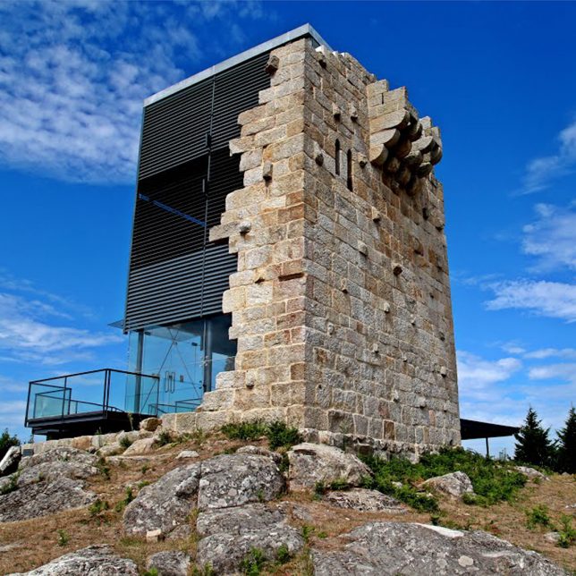 Restauration de ruines La tour Vilharigues et le château de Matrera par Carlos Quevedo Architects