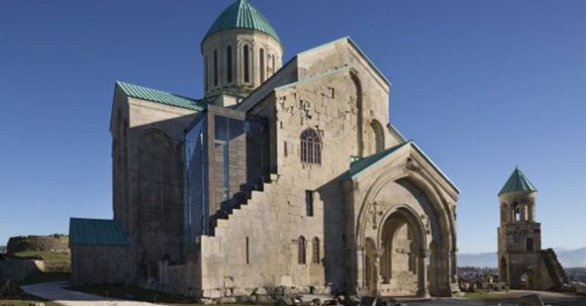 Restauration de ruines cathédrale de Bagrati en Géorgie