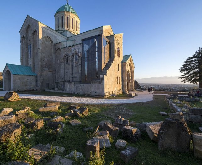 Restauration de ruines cathédrale de Bagrati en Géorgie
