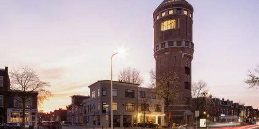 Un château d'eau abandonné néerlandais transformé en appartements de luxe